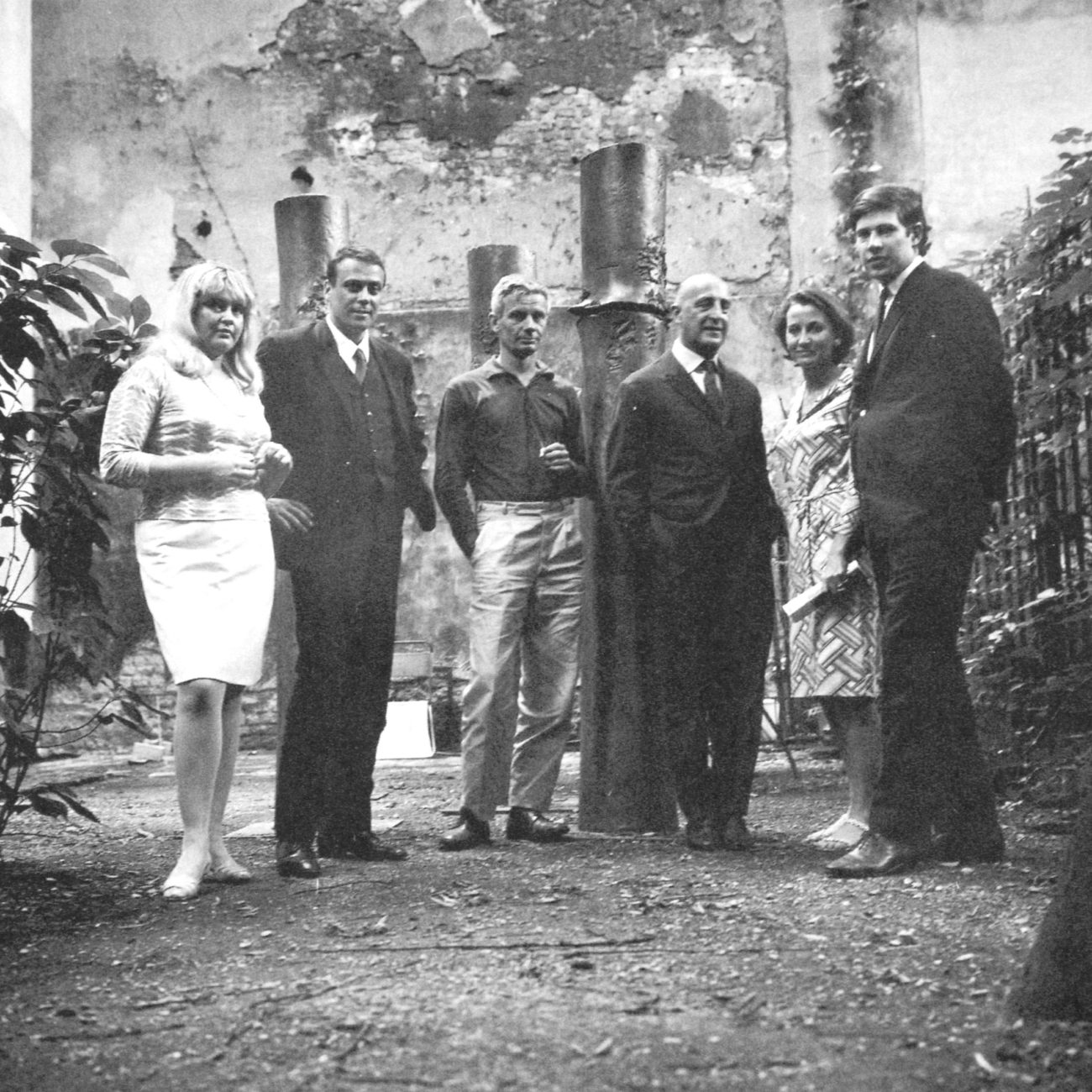 Lucio Fontana's art studio, Nanda Vigo con Gunther Uecker, Enrico Castellani, Gillo Dorfles, Beatrice and Pio Monti, Courtesy of Nanda Vigo Archive