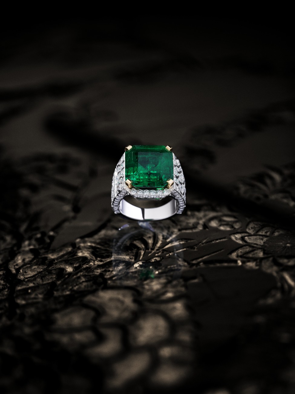 Coromandel Collection_CHANEL Fine Jewelry_Evocation_Florale_emerald