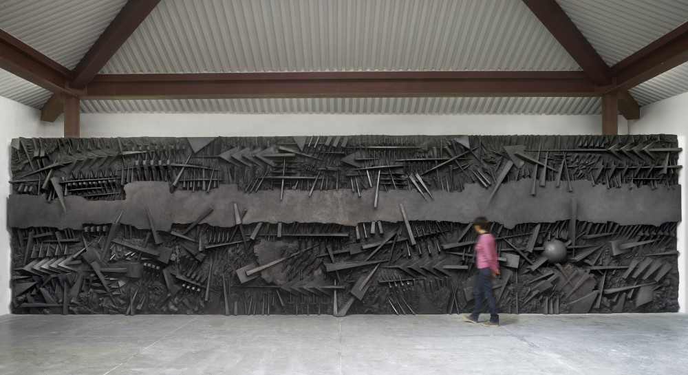 Le battaglie, 1995 fiberglass con polvere di grafite, 320 x 1200 x 65 cm (foto Dario Tettamanzi)