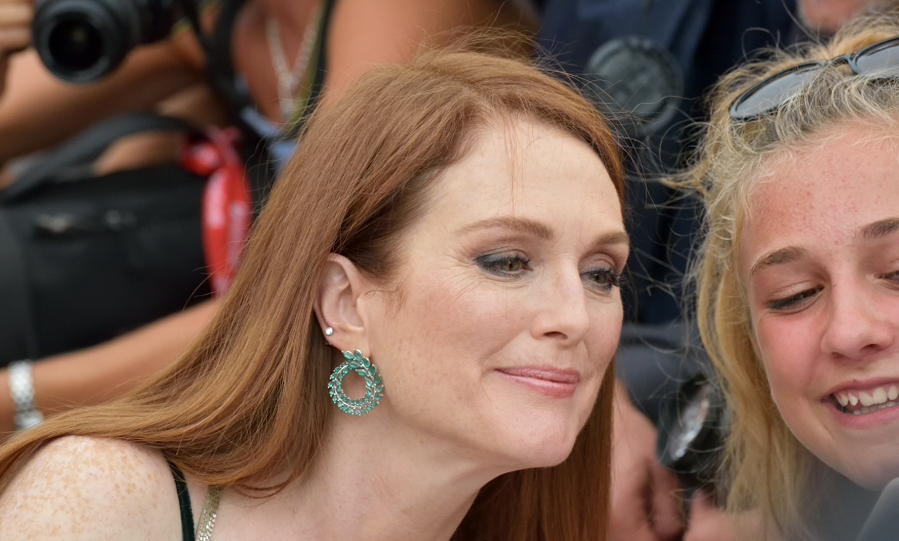 Julianne Moore wearing Chopard earrings ph. Andrea Paoletti