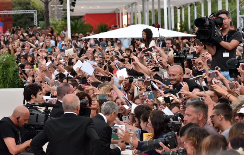 The crowd gathered to greet George Clooney. © ph. Andrea Paoletti
