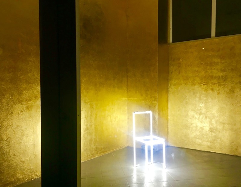 Gold room_Massimo Uberti_neon_gold leaves_minimal chair4