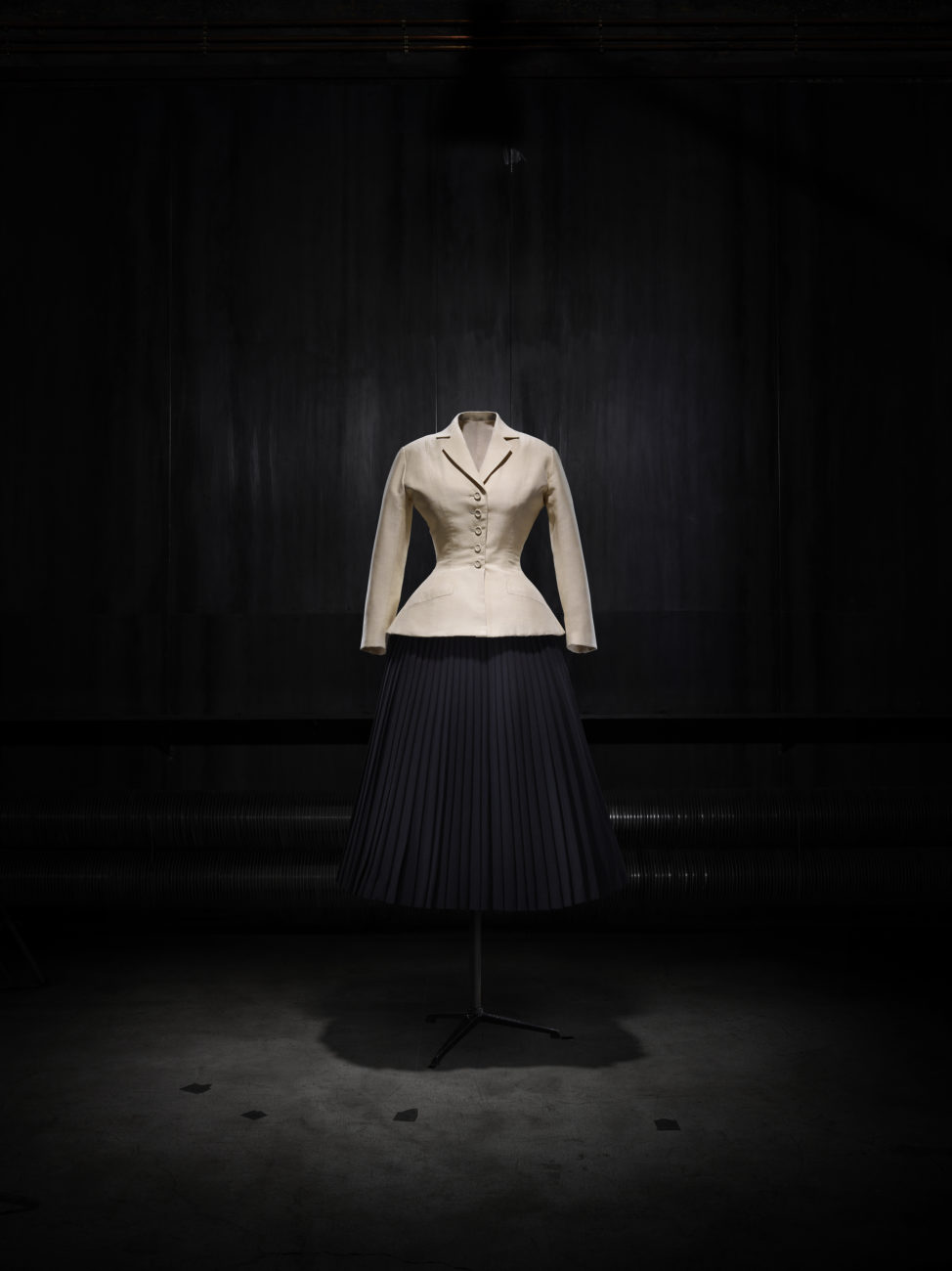 hristian Dior, Bar suit, Haute Couture Spring-Summer 1947, Corolle line. Dior Héritage collection, Paris. ©Laziz Hamani.
