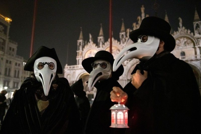 Epidemic Traditions_Venetian Carnival - ordinary people celebrating the Carnival, dressed like Medicians
