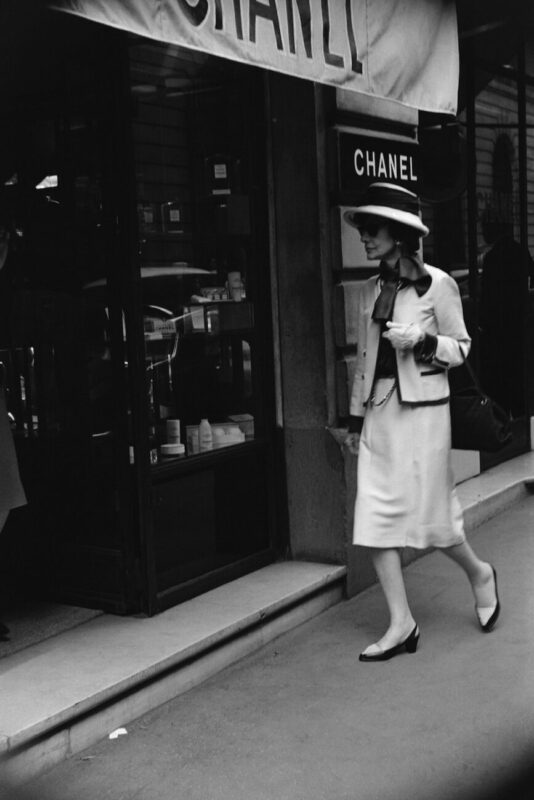 Chanel Eyewear Goes Viral_Mademoiselle Chanel in front of the boutique 31 rue Cambon