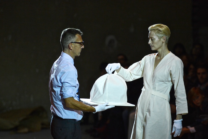 Tilda Swinton and Olivier Saillard, performance The Impossible Wardrobe Parigi Palais de Tokyo_Photo Piero Biason