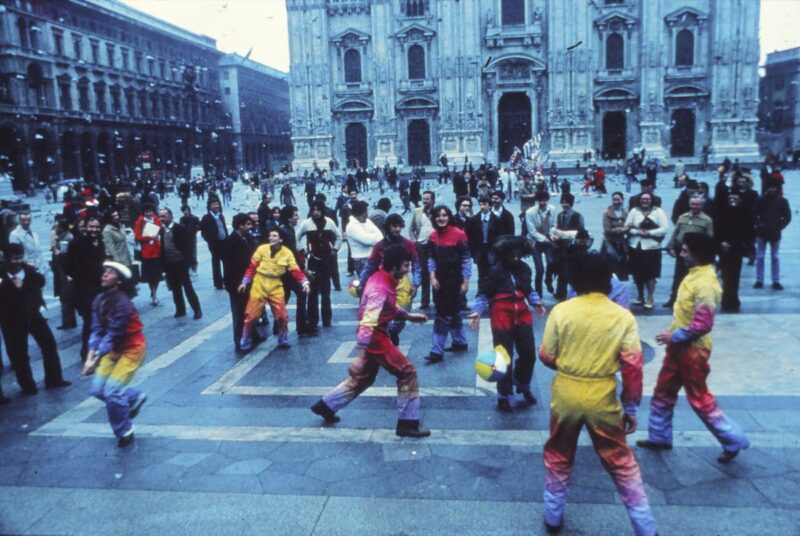 Paolo Buggiani, Performance Piazza Duomo Milano, Werable Art 1978. Courtesy of Paolo Buggiani