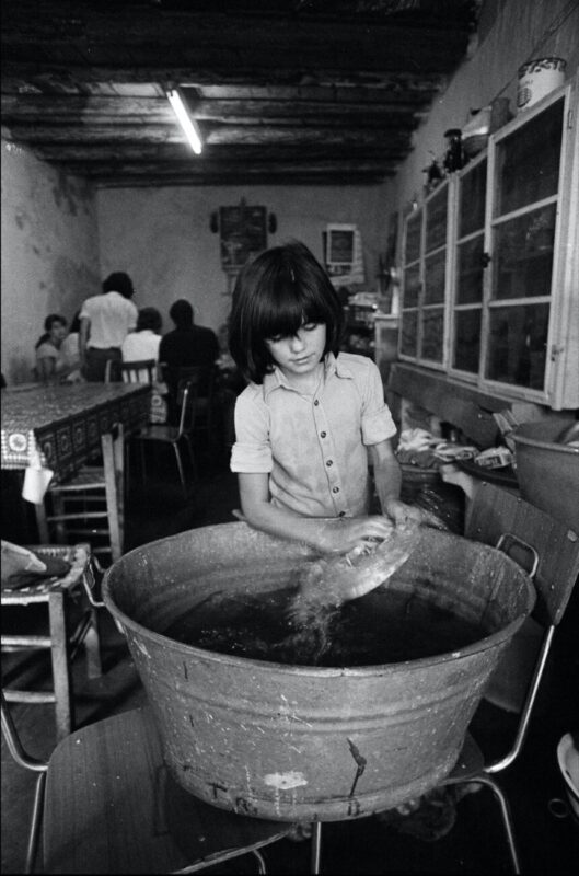 Letizia Battaglia, The little girl dishwasher never went to school, 1979, Monreale © Letizia Battaglia