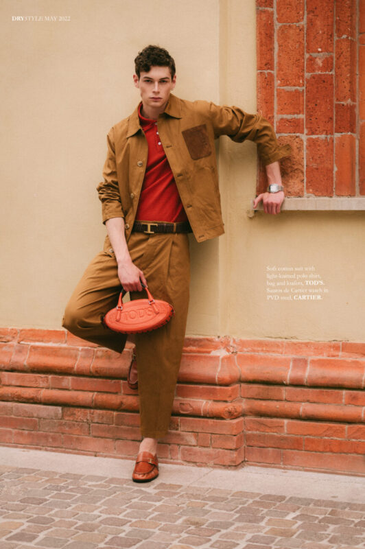 Soft cotton suit with light-knitted polo shirt, bag and loafers, TOD’S. Santos de Cartier watch in PVD steel, CARTIER.