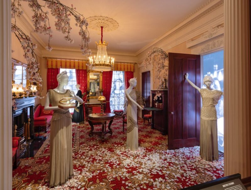 Greek-Renaissance style sitting room Installation: Julie Dash Image © The Metropolitan Museum of Art. Anna-Marie Kellen