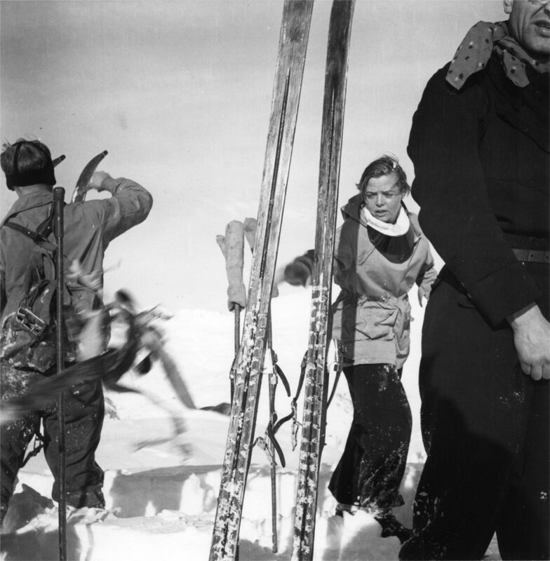 Charlotte Perriand in the snow, 1930. © Archives Charlotte Perriand