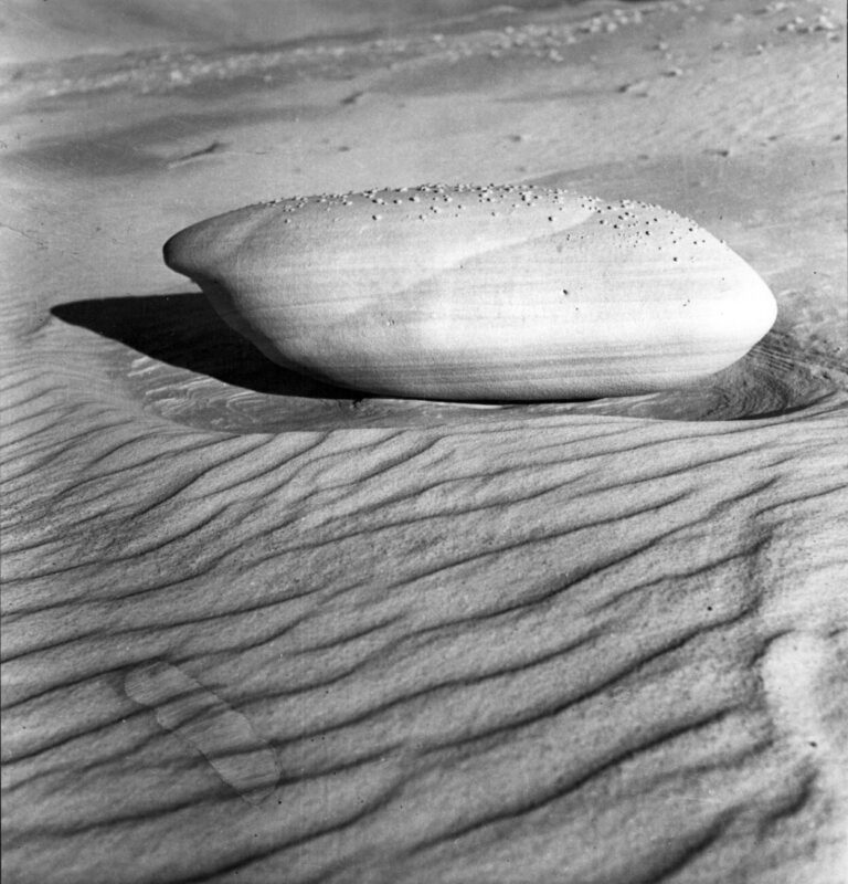 Charlotte Perriand, Grès on the sand, ca 1935 © Archives Charlotte Perriand