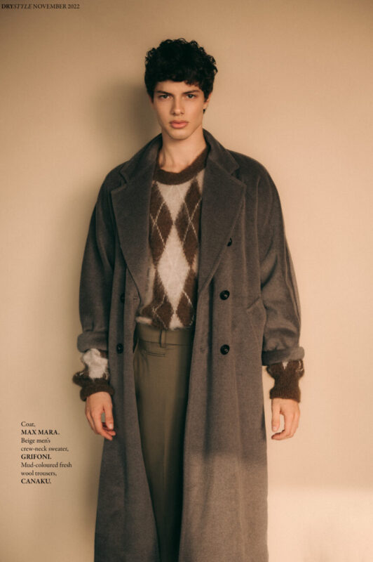 Coat, MAX MARA. Beige men's crew-neck sweater, GRIFONI. Mud-coloured fresh wool trousers, CANAKU.