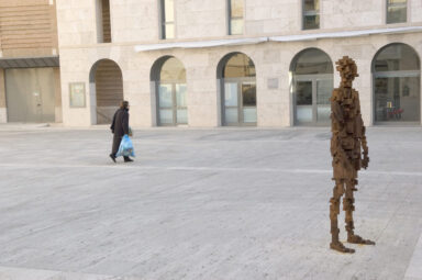 Antony Gormley, Making Space, Taking Place. Project for Arte all’Arte 9, 2004. 7 casting in spheroildal graphite iron from 6 moulds of inhabitants of Poggibonsi and one foreingner, variable dimensions. Val d’Elsa commercial center, Fortezza, Piazza Rosselli, Ex Ospedale Burresi, Cavour Square, Don Milani Elementary School, Poggibonsi train station. Photo: Ela Bialkowska. Courtesy Associazione Arte Continua, San Gimignano