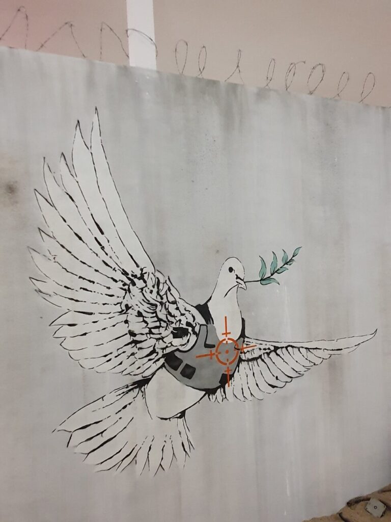 The Armoured Dove (2005), stêncil com tinta spray de Banksy, em Belém, Palestina