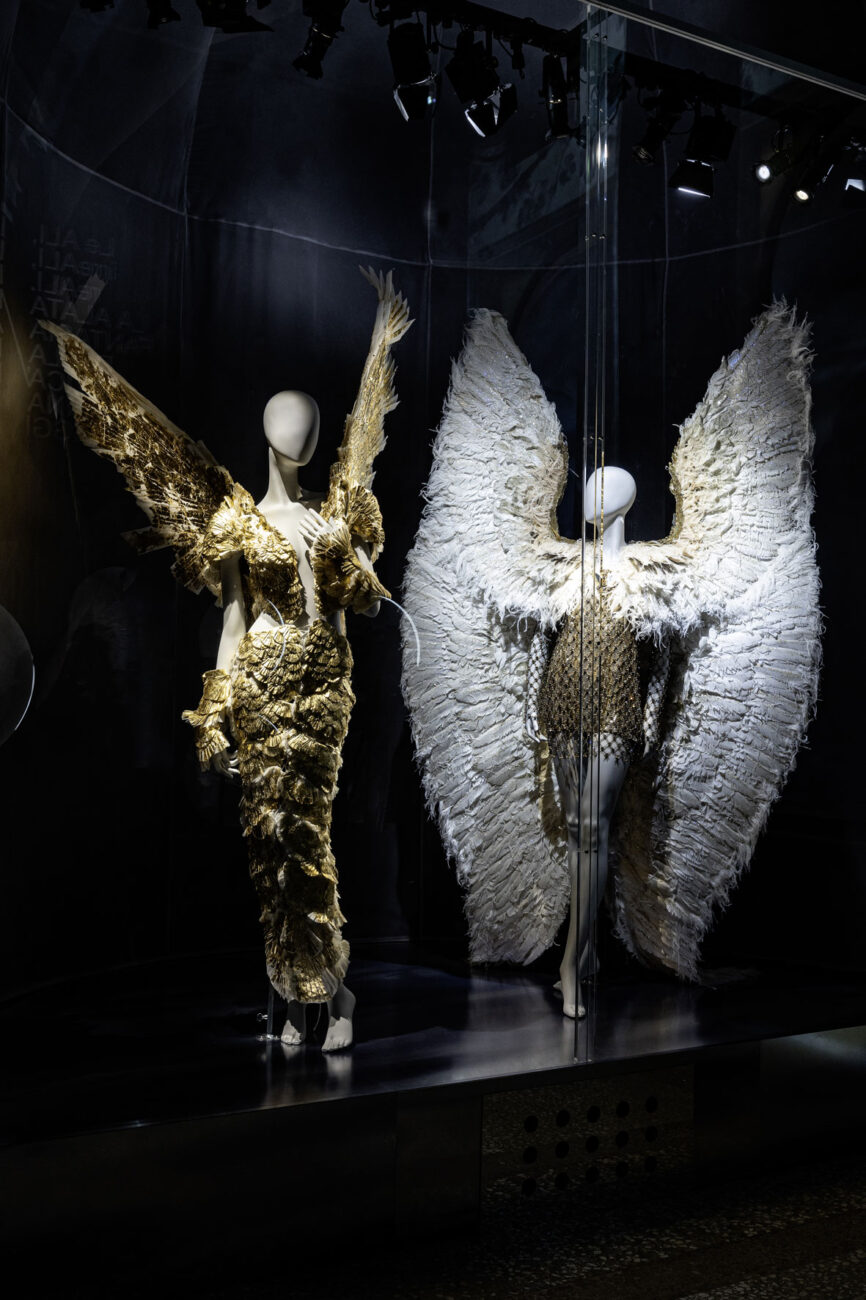 "Hummingbird Victory" dress by Tiziano Guardini and the golden micro-dress with ostrich feathers by Donatella Versace