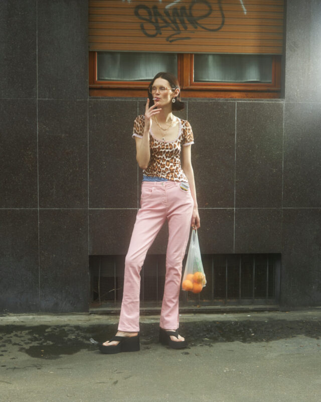 Teti is wearing Leopard print top and pants BLUMARINE. Earrings and necklaces RUE DES MILLES. Archive platform flip flops.